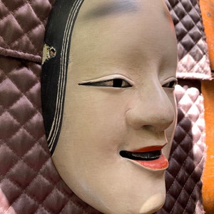 Máscara facial antiga de teatro japonês Noh, madeira esculpida, jovem mulher, c1890, completa com bolsa acolchoada macia, escultural, madeira lisa, autêntica