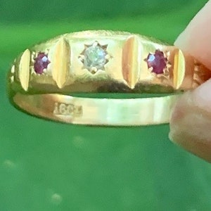Fine Antique 18-Carat Gold Diamond & Ruby 3 Stone Starburst Band Ring Low Profile Setting SZ M (6 1/4) Contemporary Minimalistic Style ExCnd