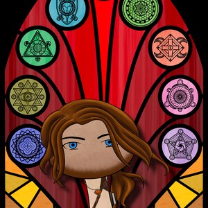 Puede incluir: Una ilustraci&oacute;n de dibujos animados de una persona con cabello casta&ntilde;o y ojos azules que lleva un chaleco de cuero y sostiene un libro. La persona est&aacute; de pie frente a una ventana de vitrales con dise&ntilde;os geom&eacute;tricos en varios colores. Un gato marr&oacute;n y negro est&aacute; sentado junto a la persona.