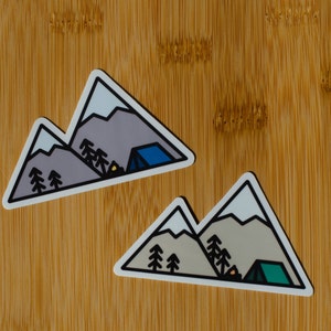 Berge und Camping Minimalistischer glänzender Vinyl Aufkleber für Laptops, Wasserflaschen, Autos und mehr!
