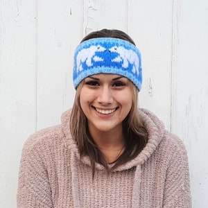 Peut inclure: Une femme portant un bandeau en tricot bleu avec un motif d'ours polaire blanc. Le bandeau est un accessoire d'hiver.