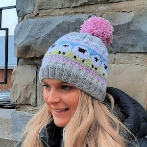 Siobhan, breipatroon schapenmuts, muts, schapenpatroon, fair isle, Noors, IJslands, gestrand kleurenwerk, dames, dierenpatroon, bobbel