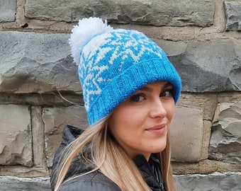 Skylar, cappello a fiocco di neve, berretto, berretto, modello per principianti, lavorazione a maglia con motivo a trecce, per adulti, abbigliamento invernale, blu e bianco, senza cuciture, da donna