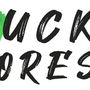 Może przedstawiać: Napis "LUCKY FOREST" czcionką w stylu ręcznym. Słowo "LUCKY" jest ułożone nad słowem "FOREST". Jasnozielony kształt pociągnięcia pędzlem znajduje się za literami "L" i "F" w słowach.