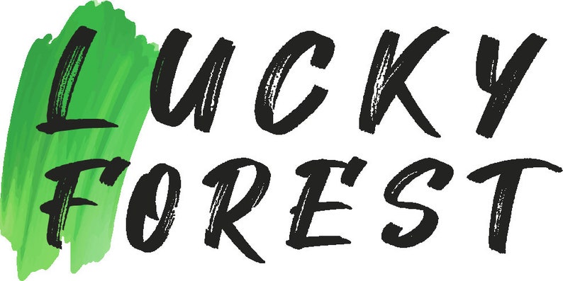 Może przedstawiać: Napis "LUCKY FOREST" czcionką w stylu ręcznym. Słowo "LUCKY" jest ułożone nad słowem "FOREST". Jasnozielony kształt pociągnięcia pędzlem znajduje się za literami "L" i "F" w słowach.