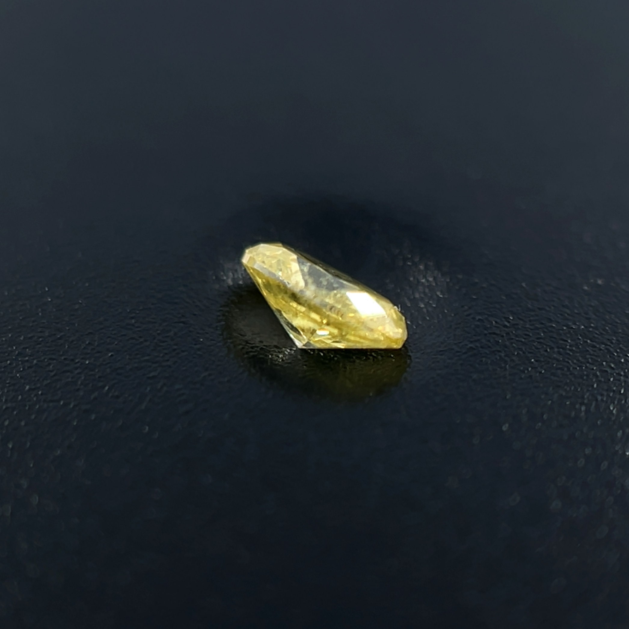 天然イエローダイヤモンド 0.18ct オーバルカット、4.37x3.04 mm、I2 