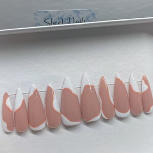 Set de uñas reutilizables pintadas a mano en color crema moca: diseño abstracto neutro cálido, gel de calidad profesional, adhesivo o con pegamento.