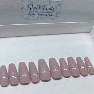 Set de uñas reutilizables pintadas a mano con acabado sólido: uñas clásicas de color sólido, gel de calidad profesional, adhesivas o con pegamento.