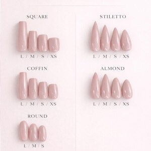 Pu&ograve; includere: Un grafico intitolato SHAPES & LENGTHS che mostra varie forme di unghie press-on color nude, tra cui quadrata, a stiletto, a ballerina, a mandorla e rotonda. Ogni forma &egrave; mostrata in diverse dimensioni etichettate L, M, S e XS, illustrando le lunghezze.