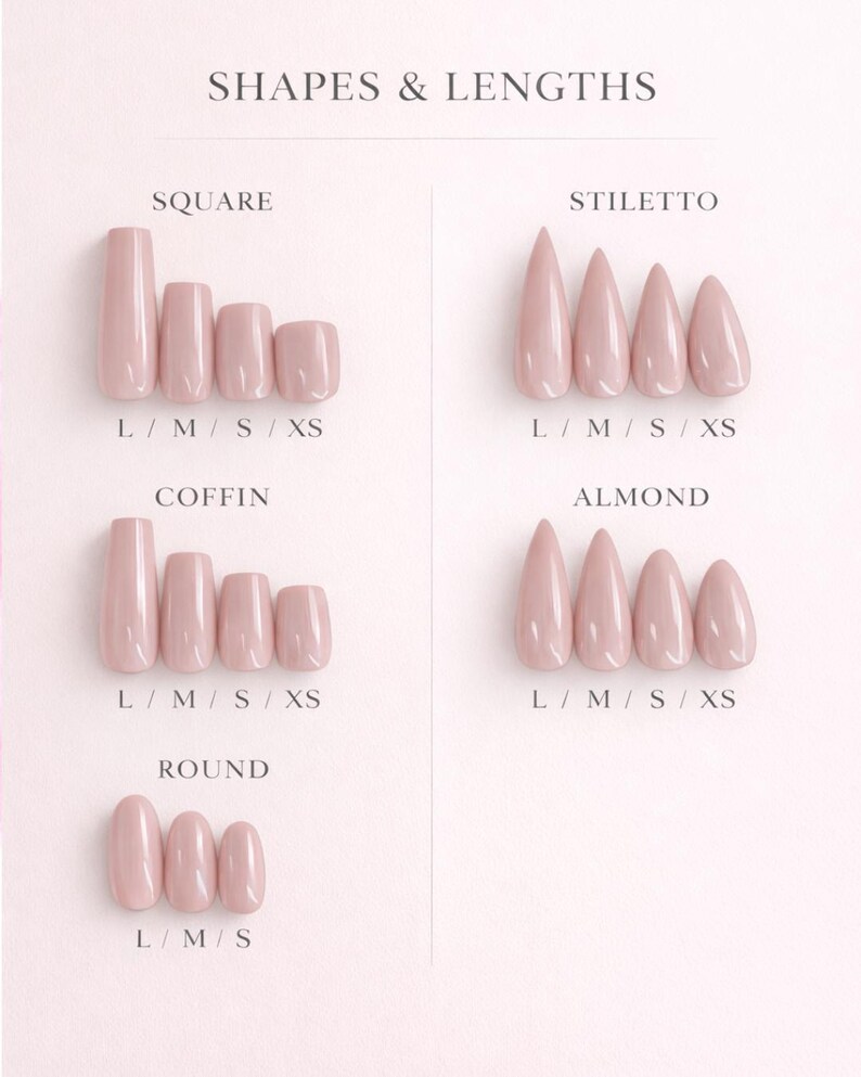 Pu&ograve; includere: Un grafico intitolato SHAPES & LENGTHS che mostra varie forme di unghie press-on color nude, tra cui quadrata, a stiletto, a ballerina, a mandorla e rotonda. Ogni forma &egrave; mostrata in diverse dimensioni etichettate L, M, S e XS, illustrando le lunghezze.