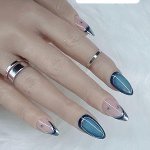 Herbruikbare handgeschilderde &#39;Celestial&#39; aura press-on nagelset – amandelnagels met chroomaccenten, gel van salonkwaliteit, zelfklevend