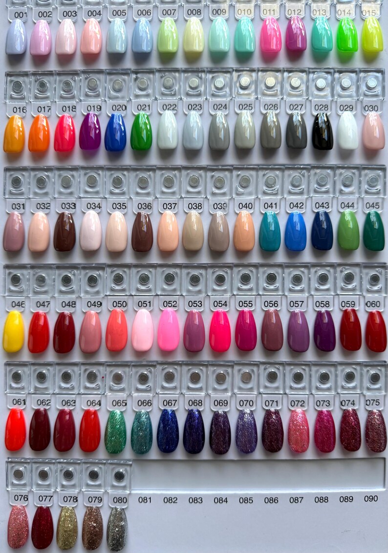 Pu&ograve; includere: Una cartella colori per smalti con novanta slot numerati, ottantacinque dei quali riempiti con punte per unghie a forma di mandorla in varie finiture solide, pastello, neon, scure e glitterate, disposte in file da quindici con basi magnetiche.