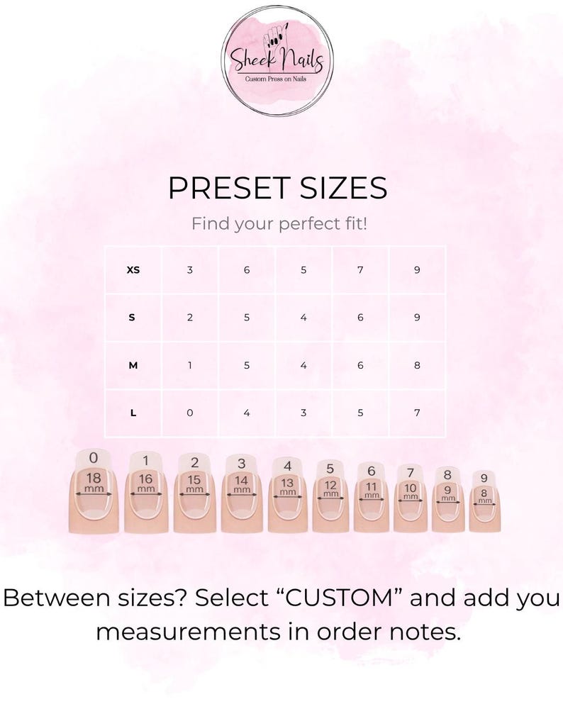Pu&ograve; includere: Una tabella delle taglie per unghie press-on con il logo Sheek Nails, che mostra le misure preimpostate XS, S, M e L. Dieci illustrazioni di unghie numerate da 0 a 9 con larghezze da 18 mm a 8 mm. Il testo include: Find your perfect fit!