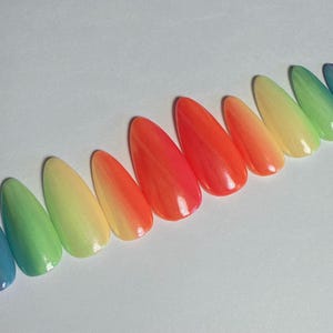 Herbruikbare handgeschilderde &quot;Rainbow Glow&quot; persnagelset – levendige regenboog ombre-nagels, gel van salonkwaliteit, zelfklevend of lijmen