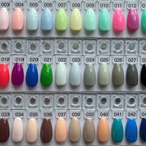 Pu&ograve; includere: Una cartella colori per smalti con quarantacinque punte per unghie di forma ovale disposte in tre file da quindici. Ogni punta &egrave; etichettata con un numero da 001 a 045 e mostra un colore solido unico, che spazia dai pastelli alle tinte vivaci.