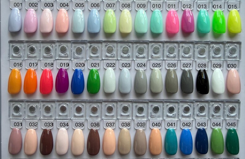 Pu&ograve; includere: Una cartella colori per smalti con quarantacinque punte per unghie di forma ovale disposte in tre file da quindici. Ogni punta &egrave; etichettata con un numero da 001 a 045 e mostra un colore solido unico, che spazia dai pastelli alle tinte vivaci.