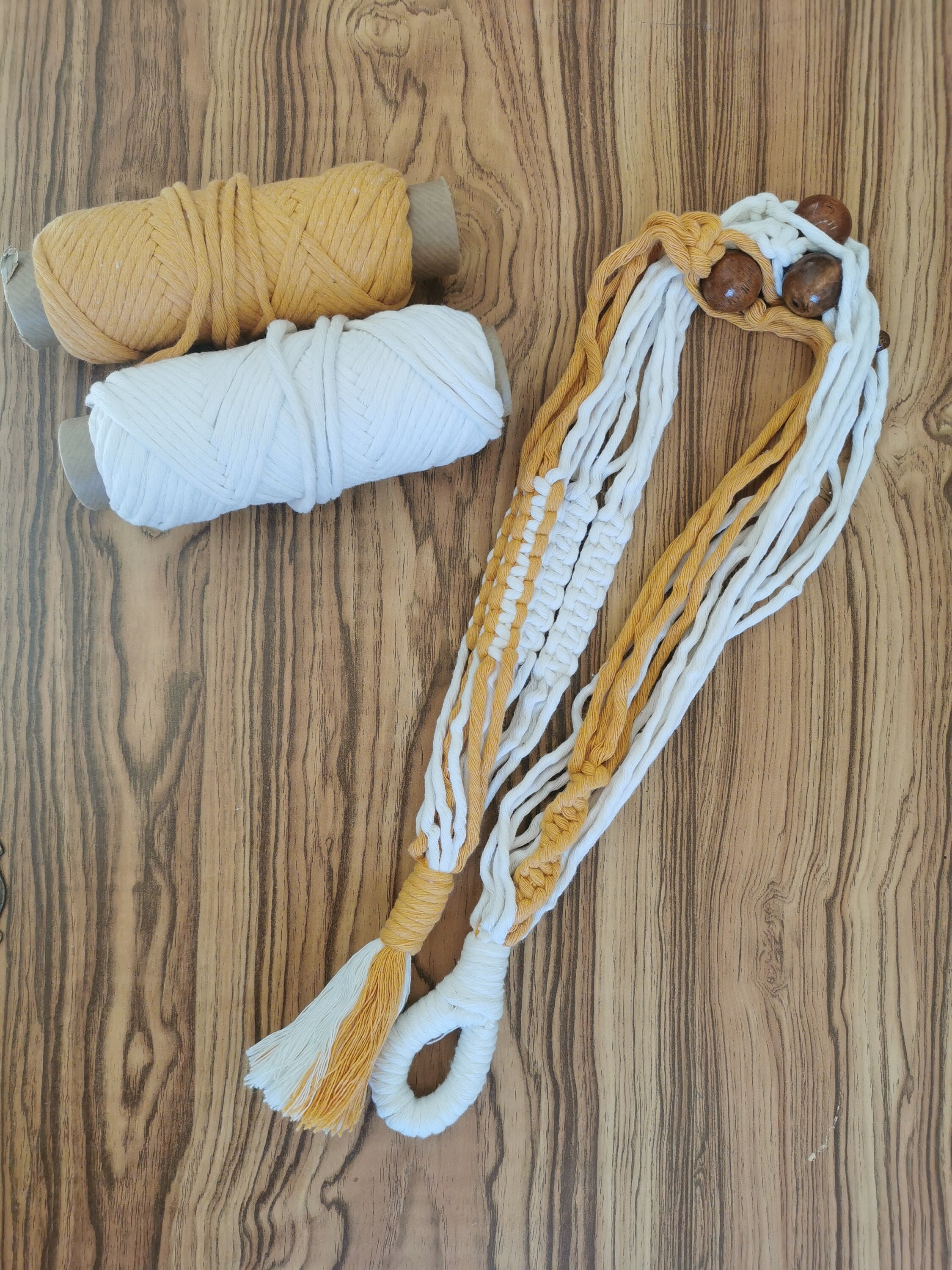 Suspension en Macramé Jaune Moutarde et Blanc avec Perles Bois