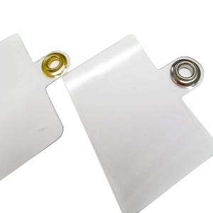 Puede incluir: Una taza de cerámica blanca con un asa negra y el texto "But First, Coffee" en negrita negra. La taza se encuentra sobre un fondo borroso, sugiriendo un ambiente acogedor.