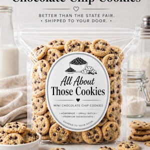 Könnte beinhalten: Eine transparente Tüte mit Mini-Schokoladen-Chip-Cookies. Die Tüte hat ein rundes Etikett mit dem Text "All About Those Cookies". Oben im Bild steht "Mini Chocolate Chip Cookies". Zusätzlicher Text lautet "Homemade" und "Versand zu Ihnen nach Hause."