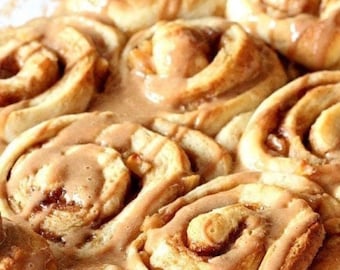 Petits pains sucrés faits maison aux pommes et à la cannelle / glaçage au caramel. | Paquet de rouleaux faits maison| Pour l'été, cadeau de remerciement, fête de l'indépendance et fête des pères