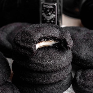 Galletas Black Velvet con relleno de queso crema / Galletas sándwich de chocolate intenso