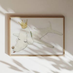 以下が含まれることがあります： 金色の王冠と装飾的な首輪をつけた白い犬の水彩イラスト。目を閉じて横たわっています。アートワークは明るい木製のフレームに額装されており、子供部屋に最適です。