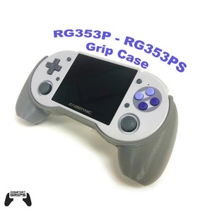 Puede incluir: Una consola de juegos portátil gris con una pantalla negra y una carcasa blanca. La consola tiene un logotipo "ANBERNIC" en la parte delantera y un conjunto de botones en el lado derecho. La consola está unida a una funda de agarre gris. El texto "RG353P - RG353PS Grip Case" está escrito en letras azules sobre la consola.