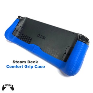 Puede incluir: Funda de agarre de confort azul para el dispositivo de juego portátil Steam Deck. La funda presenta un agarre texturizado en los lados y el logotipo de Valve es visible en la parte posterior.