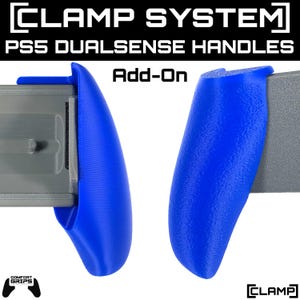Puede incluir: Empuñaduras azules adicionales para mandos PS5 DualSense. La imagen muestra dos empuñaduras azules, una unida a un mando gris. El texto "CLAMP SYSTEM" y "PS5 DUALSENSE HANDLES" están en la parte superior. El texto "Add-On" está en el medio.
