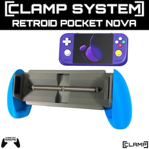 Puede incluir: Un sistema de sujeción de plástico gris para la consola de juegos portátil Retroid Pocket Nova, con empuñaduras laterales ergonómicas de color azul brillante y un resorte de tensión metálico central. El texto CLAMP SYSTEM RETROID POCKET NOVA aparece arriba.