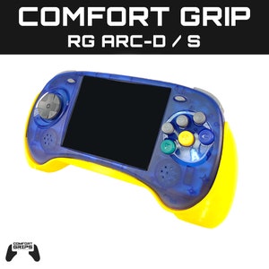 Puede incluir: Una consola de juegos portátil azul y amarilla con una pantalla, botones y un pad direccional. La consola tiene una carcasa azul transparente y agarres amarillos. El texto "COMFORT GRIP RG ARC-D / S" está impreso en la parte superior de la consola.