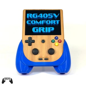 Może przedstawiać: Konsola do gier przenośna w kolorze niebieskim i drewnianym z tekstem "RG405V COMFORT GRIP" na ekranie. Konsola ma niebieski uchwyt po obu stronach i wykończenie z imitacją drewna.
