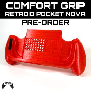 Puede incluir: Un accesorio de agarre de plástico rojo brillante para la consola de juegos portátil Retroid Pocket Nova. El agarre presenta una superficie texturizada, mangos ergonómicos en ambos lados y un panel trasero perforado con una rejilla.