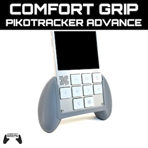 Può includere: Un dispositivo elettronico portatile argentato con l'etichetta COMFORT GRIP PIKOTRACKER ADVANCE. Presenta uno schermo nero, una griglia per altoparlanti e una griglia di nove pulsanti quadrati bianchi con icone direzionali in impugnature grigie.