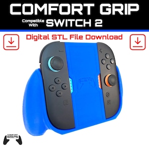 以下が含まれることがあります： Switch 2 用の青い Comfort Grip。黒いボタンとアクセントが付いています。「COMFORT GRIP」と「SWITCH 2」の文字が上部に表示されています。「Digital STL File Download」の文字も表示されています。Comfort Gripsのロゴが下部にあります。