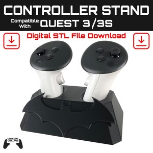Op de afbeelding: Een zwarte 3D-geprinte standaard met een Batman-logo voor twee Meta Quest 3/3S-controllers. De standaard is ontworpen om de controllers rechtop te houden en heeft een witte basis met zwarte controllerhouders. De afbeelding bevat de tekst "Controller Stand Compatible With QUEST 3/3S Digital STL File Download".
