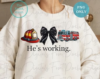 Él está trabajando png, bombero png, bombero png, regalo divertido de bombero, esposa de bombero png, lazo de coqueta, camión de bomberos png
