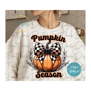 Könnte beinhalten: Weißes Sweatshirt mit einem Design einer orangefarbenen Kürbis, einer karierten Schleife und dem Text "Pumpkin Season". Der Kürbis ist von einem Blätterkranz umgeben. Das Design enthält auch ein "PNG ONLY"-Label unten rechts.