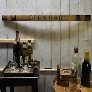 Bord met bourbonvatstaaf