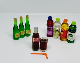 Puppenhaus Miniatur Sammelbare Biere, Vitamine Wasser, Flasche Cola mit Trinkhalm und Glas Sylvania 1:6 13+