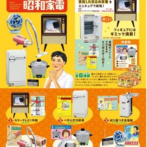 以下が含まれることがあります： 1960年代のレトロな家電製品のミニチュアセット。テレビ、冷蔵庫、洗濯機、掃除機、炊飯器、扇風機とラジオの6点セット。家電製品はすべて白で、ビンテージな外観をしています。パッケージには、白いドレスを着た女性と、黄色い背景に「昭和家電」という文字が書かれています。