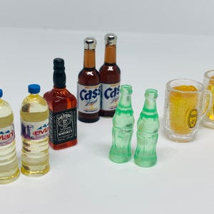 Casa de bonecas miniaturas cerveja/álcool/vinho/garrafa de vinho uísque/garrafas de vidro/coca-cola/água 1:12 sylvania restaurante loja comida