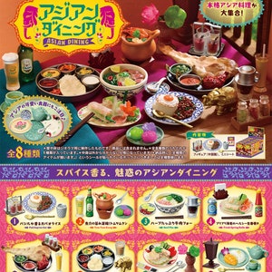 以下が含まれることがあります： パッタイ、トムヤムスープ、春巻きなど、それぞれ異なる種類の料理が盛り込まれた、8種類のミニチュアアジア料理のセット。このセットは、ミニチュアアジアダイニングアイテムのより大きなコレクションの一部です。