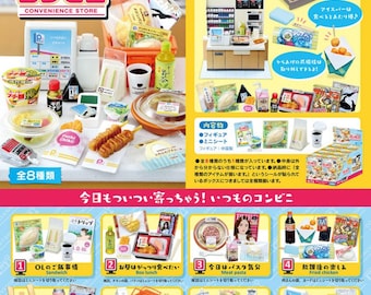 Op de afbeelding: Een set van acht miniatuur plastic figuren die verschillende artikelen uit een supermarkt voorstellen, waaronder een sandwich, een lunchbox, een bord pasta, gefrituurde kip, een gratin, snacks, een energiedrankje en een kassa. De figuren maken deel uit van een Japanse speelgoedlijn genaamd "Puchi Sample Series".