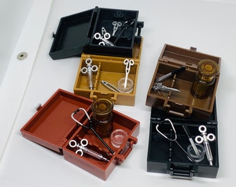 Poppenhuisminiatuur verzamelobject J.Dream medische doos (stethoscoop, injectie, clip, schaar, mes, glazen kom) kliniek, dokter 13+