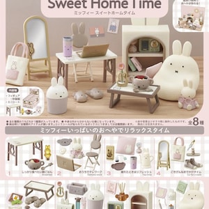 Peut inclure: Un ensemble miniature Miffy Sweet Home Time comprenant divers meubles, dont un bureau, une chaise, un miroir, une étagère et des accessoires sur le thème de Miffy. L'ensemble inclut huit objets de collection présentés avec des étiquettes.