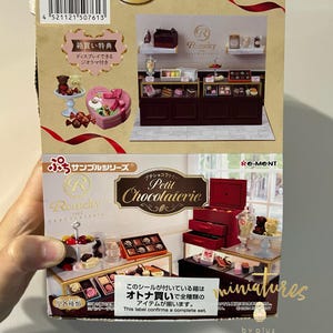 Dockhusminiatyrer Ombyggda 2024 Chokladbutik/visningsskåp/butiksstånd/björn/presentset/kaka/souvenir/glass/tryffel 13+