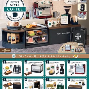 Könnte beinhalten: Ein Miniatur-Kaffee-Shop-Spielset mit einer roten Espressomaschine, Tassen, Gebäck und Kaffeebohnen. Das Set enthält eine Theke mit dem Text "PETIT STYLE COFFEE" und diverses Zubehör. Das Thema ist ein Miniatur-Café.