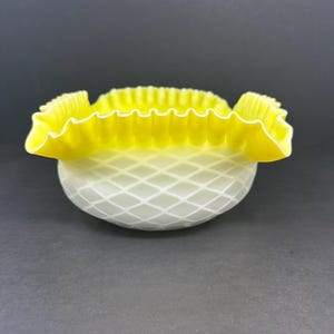 Cuenco victoriano de vidrio con diseño de nácar y acabado en forma de diamante con parte superior amarilla con volantes. Reactivo a los rayos ultravioleta. Posiblemente de Thomas Webb. Vidrio artístico vintage de 25 cm