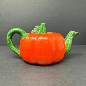 Vintage Japan Tomato Tea Kettle with Green Leaf Handle and Lid - Hand-Painted 8.25-Inch Porcelain Teapot for Rustic Kitchen, Farmhouse Decor